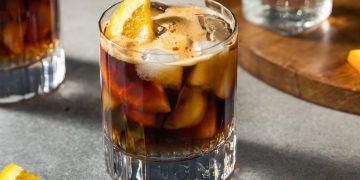 espresso tonic in bicchiere con fetta di arancia