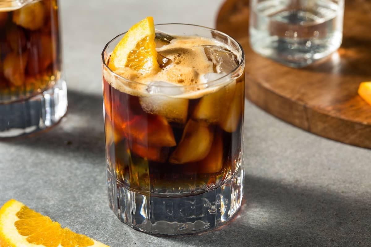espresso tonic in bicchiere con fetta di arancia