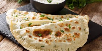 gozlete turco con formaggio e prezzemolo