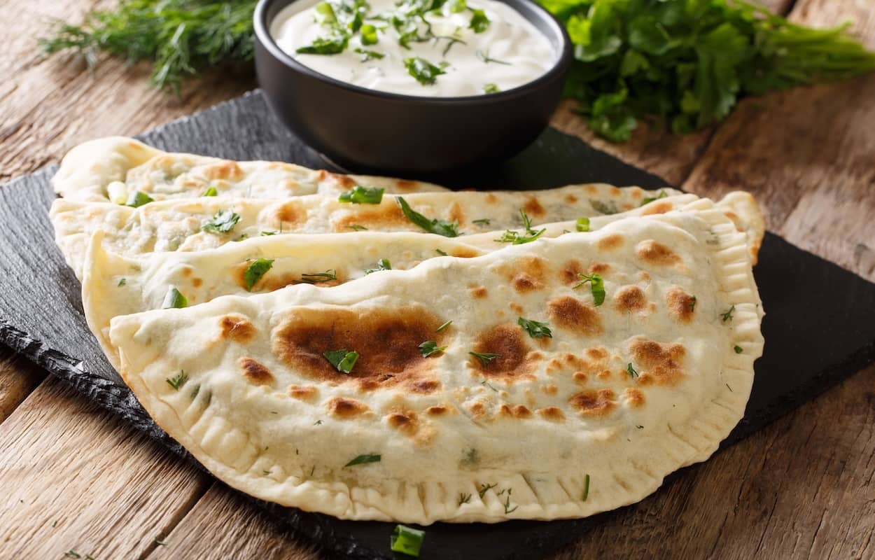 gozlete turco con formaggio e prezzemolo