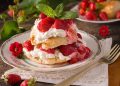 Strawberry shortcake americano con fragole e panna montata