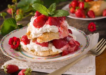 Strawberry shortcake americano con fragole e panna montata