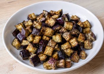 melanzane in friggitrice ad aria in una ciotola bianca su tavolo chiaro