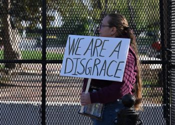 usa-iran guerra manifestante davanti la Casa Bianca