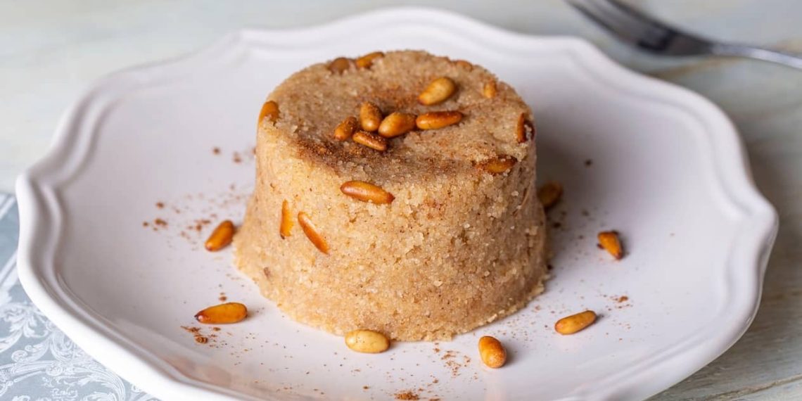 halva di semolino turca con pinoli servita in un piatto