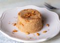 halva di semolino turca con pinoli servita in un piatto