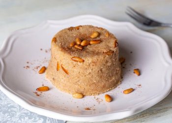 halva di semolino turca con pinoli servita in un piatto