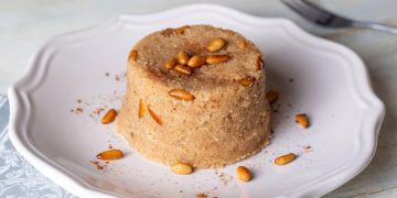 halva di semolino turca con pinoli servita in un piatto