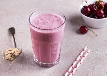 smoothie alle ciliegie yogurt e avena servito in bicchiere