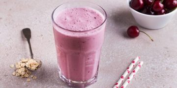 smoothie alle ciliegie yogurt e avena servito in bicchiere