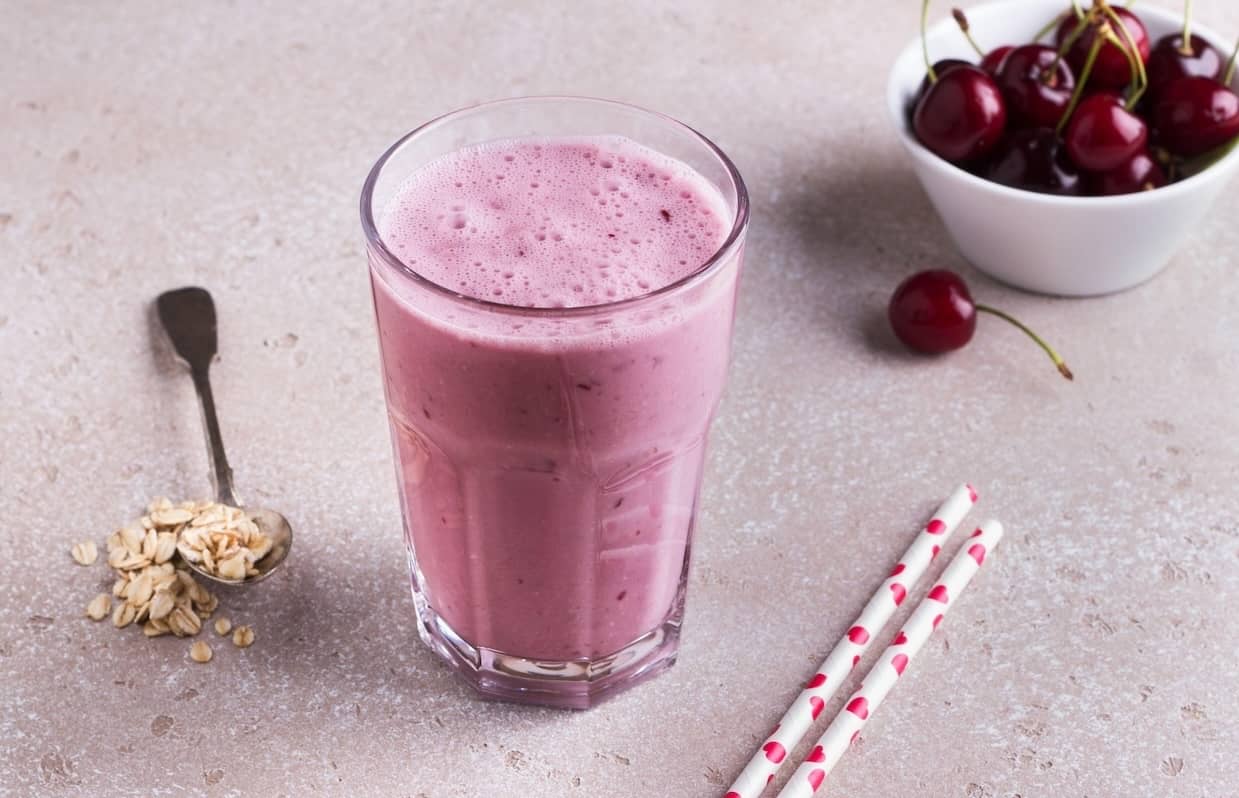 smoothie alle ciliegie yogurt e avena servito in bicchiere