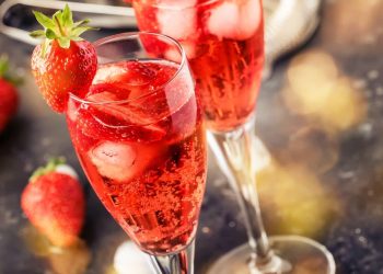 Rossini cocktail con fragole e Prosecco