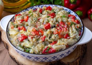insalata di melanzane arrostite turca servita in viotola