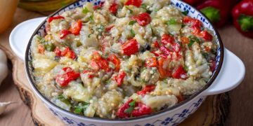 insalata di melanzane arrostite turca servita in viotola