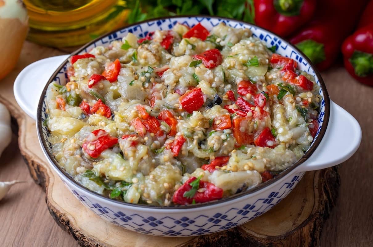 insalata di melanzane arrostite turca servita in viotola