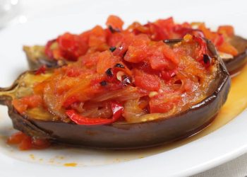 melanzane ripiene turche servite in piatto